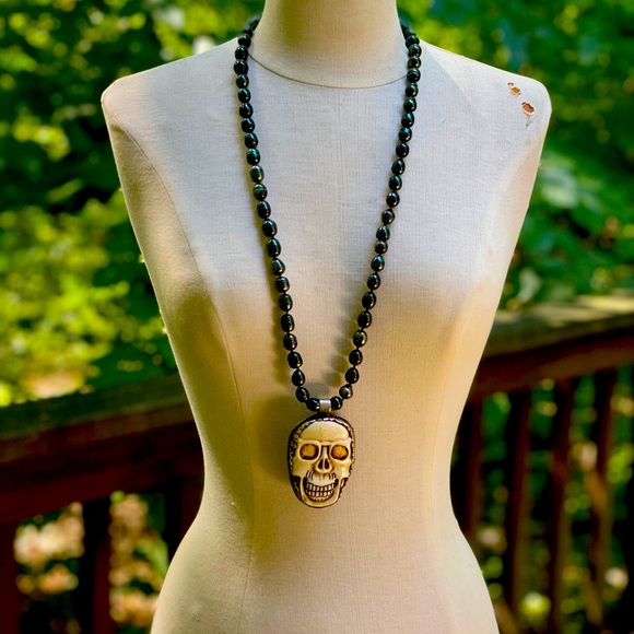 Hand carved skull pendant on FWP necklace one of a kind - Picture 1 of 11